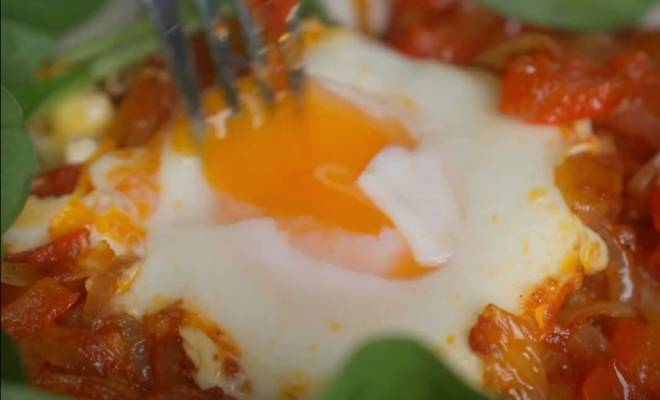 Яичница шакшука с перцем и помидорами рецепт