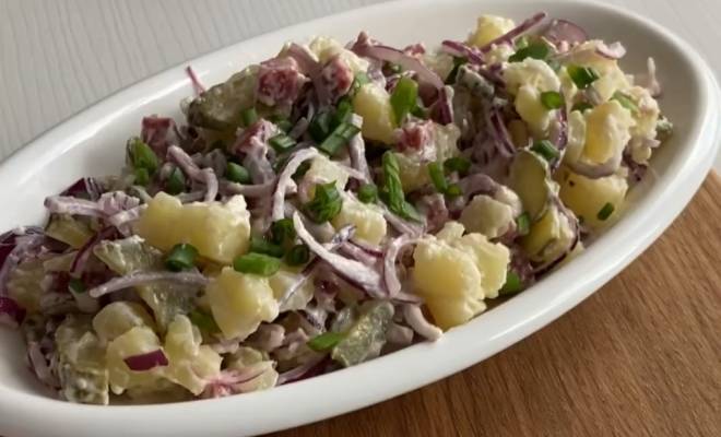 Салат из картошки, соленых огурцов, колбасы и лука рецепт