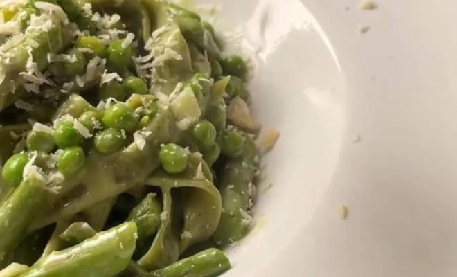 Видео Зеленая паста с песто, спаржей и горошком рецепт