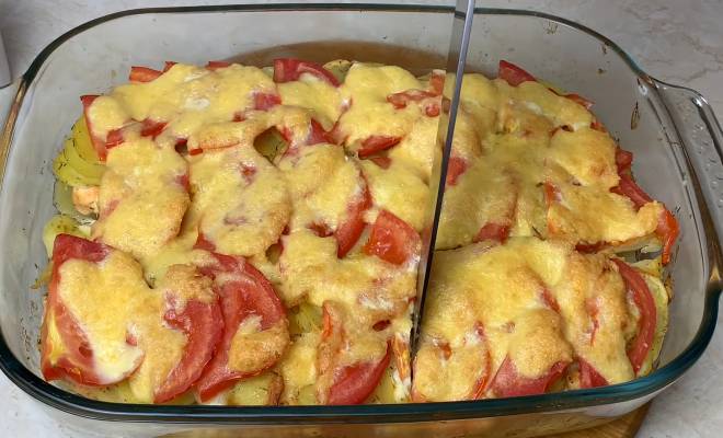 Видео Запеченная курица с картошкой, помидором и сыром в духовке рецепт