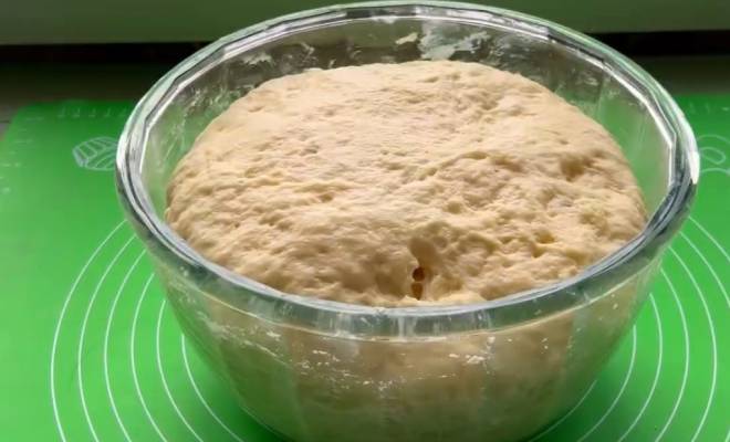 Посмотрите пошаговое видео как сделать пирожки в духовке из дрожжевого теста