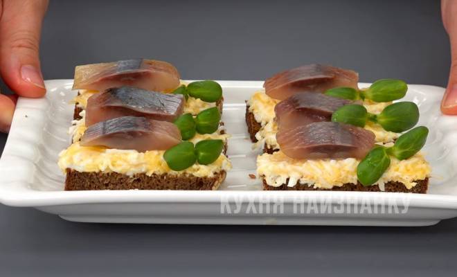 Бутерброды с селедкой, яйцом и сыром на черном хлебе рецепт