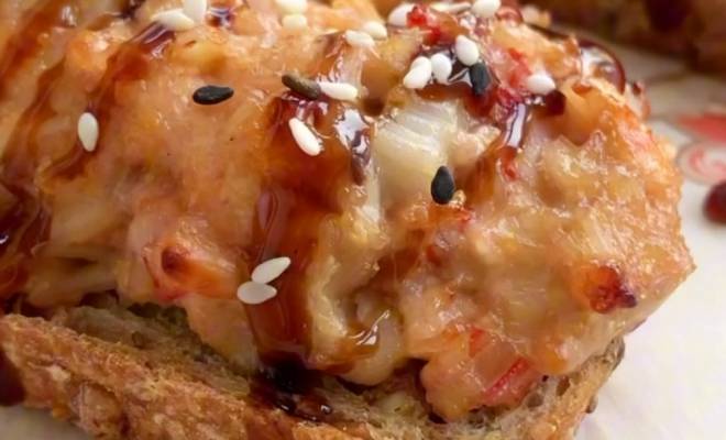 Видео Горячие бутерброды с крабовыми палочками, креветками и сыром рецепт