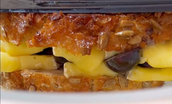 Видео Бутерброд с виноградом и сыром бри рецепт