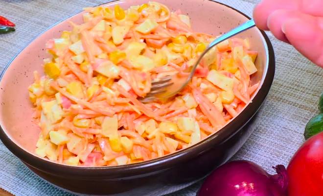 Салат с корейской морковью, крабовыми палочками, кукурузой и яйцами рецепт