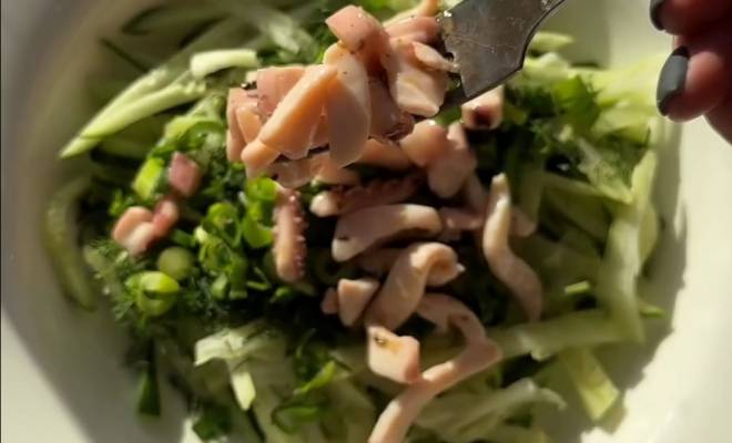 Салат с кальмарами, огурцами, яйцами, сельдереем и зеленью рецепт
