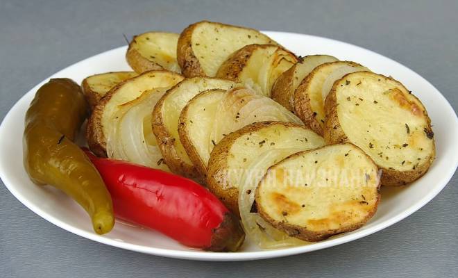Видео Картофель запеченный с луком в духовке рецепт