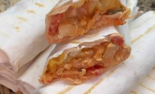 Видео Домашняя шаурма из курицы, помидоров, огурцов, сыра и капусты рецепт
