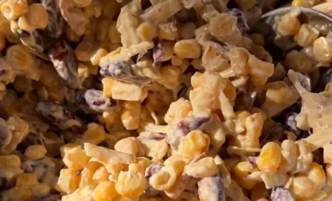 Видео Салат с фасолью, кукурузой, сухариками и сыром рецепт