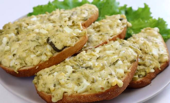 Видео Горячие бутерброды с сыром, яйцами и огурцом соленым в духовке рецепт