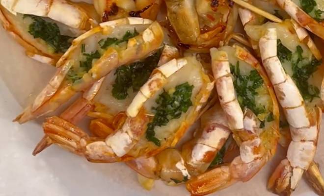 Видео Аргентинские запеченные креветки с зелёным маслом в духовке рецепт