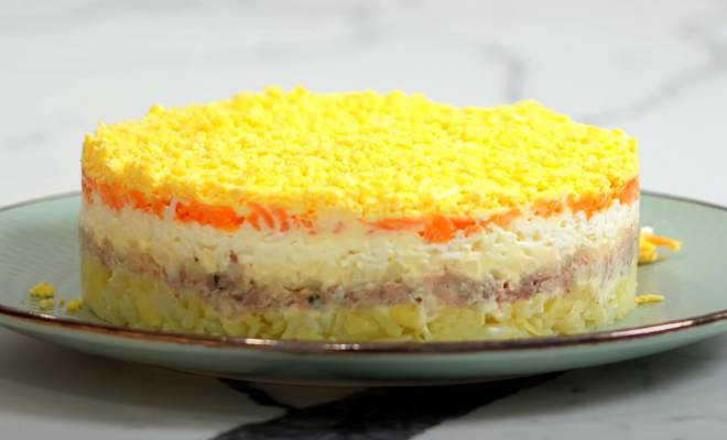 Салат Мимоза с сардиной, луком, картошкой, морковью и яйцами рецепт