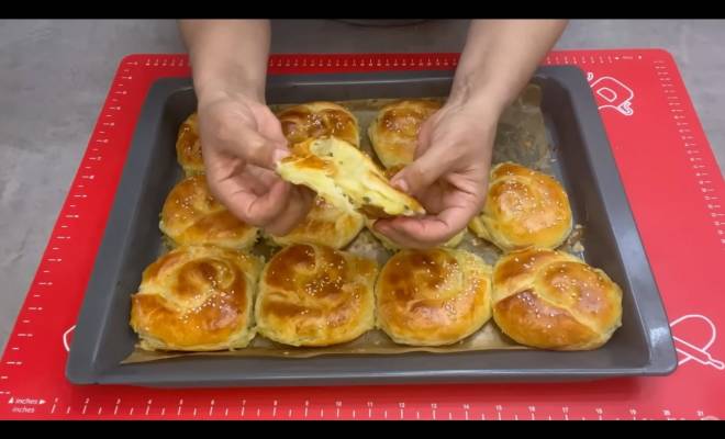 Пирожки с картошкой, сыром и луком в духовке рецепт