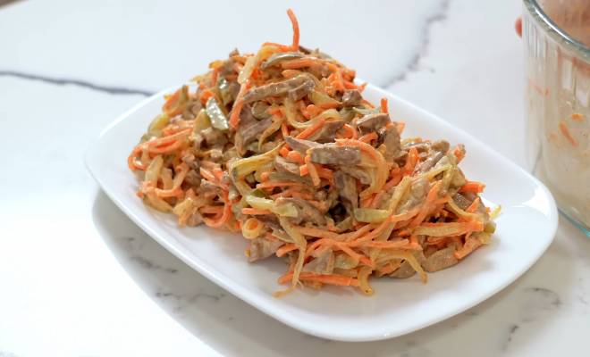 Видео Салат из печени, лука, маринованных огурцов и моркови по корейски рецепт