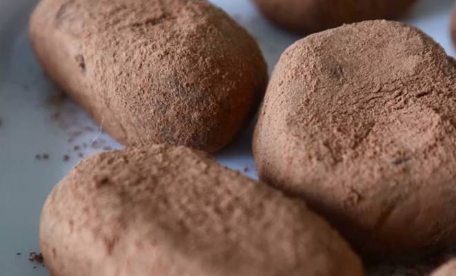 К новогоднему столу: простой рецепт шоколадных трюфелей из какао и сгущёнки