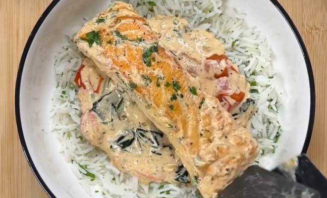 Видео Жареная красная рыба лосось в сливках с шпинатом и помидорами рецепт
