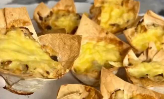 Видео Жюльен в лаваше с курицей и грибами в духовке рецепт