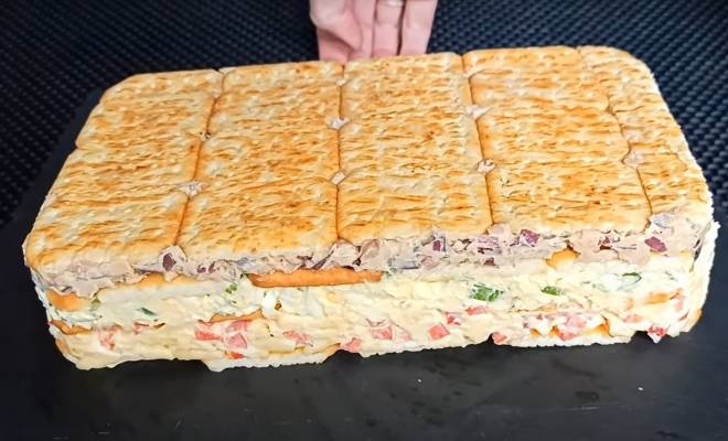 Видео Торт Салат с соленым крекером и рыбными консервами тунцом рецепт