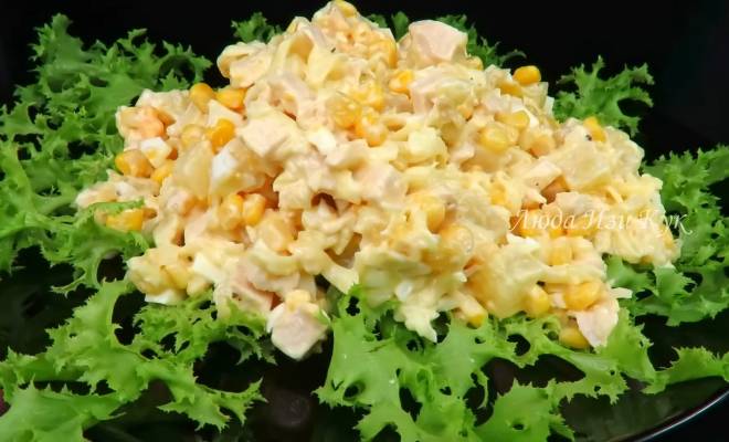 Видео Салат с ананасом, курицей, кукурузой, яйцами и сыром рецепт