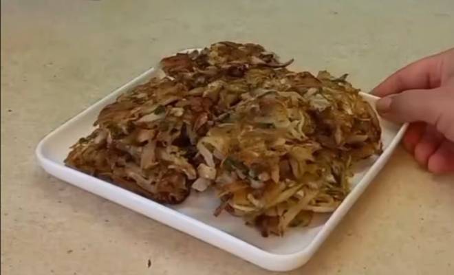 Видео Капустные оладьи из капусты, лука и чеснока на сковороде рецепт