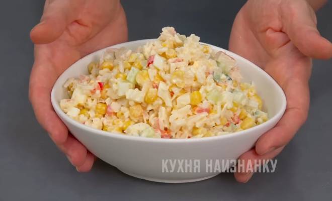 Видео Салат с крабовыми палочками, рисом и свежими огурцами, яйцом и кукурузой рецепт