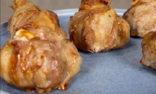 Видео Курица в беконе с сыром в духовке рецепт