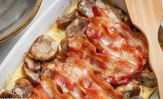 Запеканка с беконом, колбасой, картофелем и сметаной в духовке рецепт