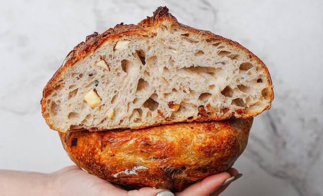 Пшеничный хлеб на закваске с адыгейским сыром и беконом рецепт