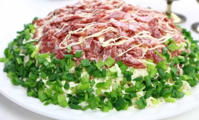 Салат «Нежность» с колбасой и плавленым сыром