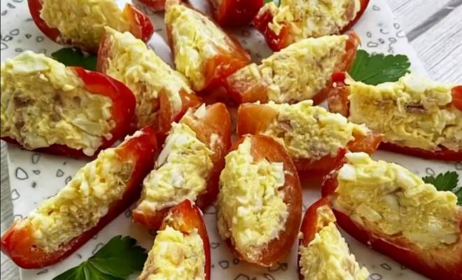 Закуска с помидорами, сыром, яйцом, беконом и чесноком рецепт