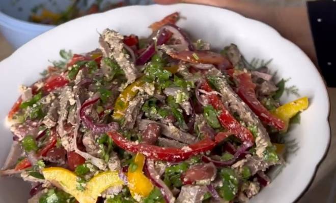 Видео Грузинский салат Тбилиси с мясом, перцем и фасолью рецепт