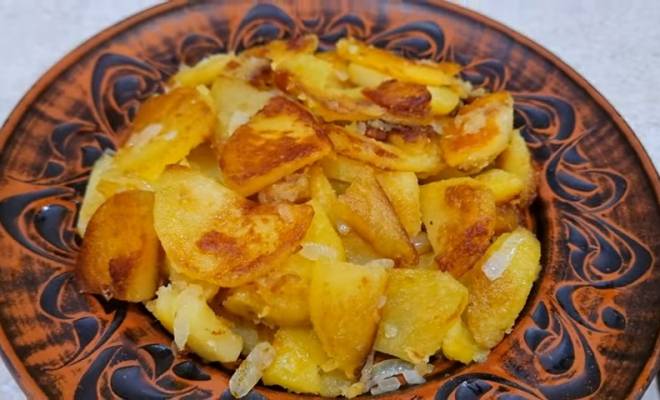 Видео Жареный картофель с салом и луком на сковороде рецепт
