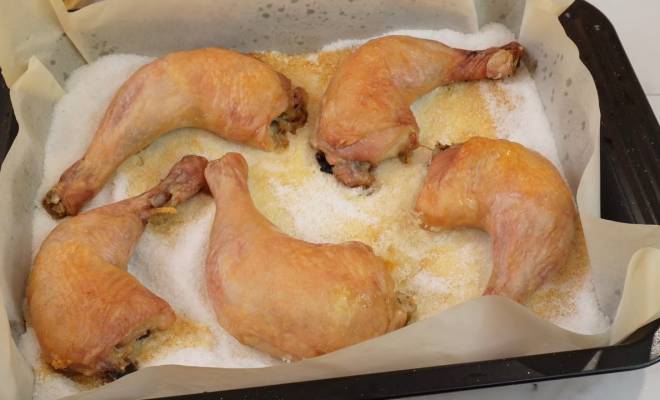 Видео Запеченные куриные окорочка на соли в духовке рецепт