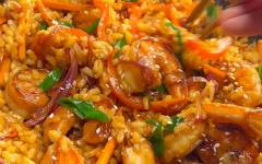 Жаренный рис с креветками и овощами на сковороде