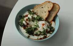 Чилбир яйца пашот по-турецки с йогуртом, травами и специями