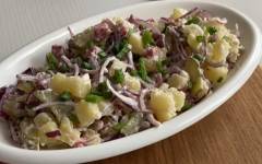 Салат из картошки, соленых огурцов, колбасы и лука