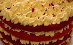 Торт Красный бархат с клубничным конфи