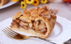 Песочный пирог с яблоками, изюмом и грецкими орехами