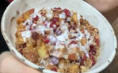 Крамбл с яблоками и клюквой