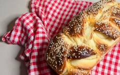 Сладкая булка с кунжутом