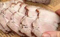 Вкусная свиная грудинка вареная в луковой шелухе с чесноком
