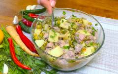Салат из куриной печени, картошки и огурцов маринованных