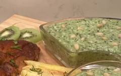 Соус из киви, авокадо и зелени к мясу
