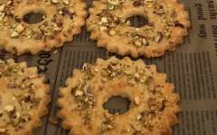 Песочные фисташковые кольца печенья
