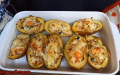 Крошка картошка в духовке с беконом, сыром и луком