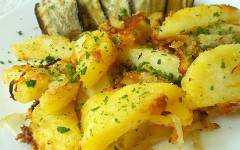 Запеченный картофель с луком и сыром в духовке