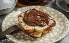 Французская булочка бриош с шоколадным кремом