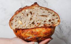 Пшеничный хлеб на закваске с адыгейским сыром и беконом