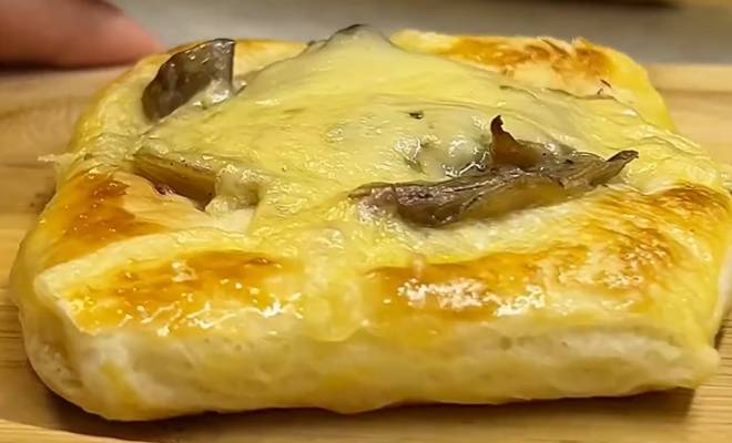 Видео Слойки с курицей, сыром и грибами с слоеного теста рецепт