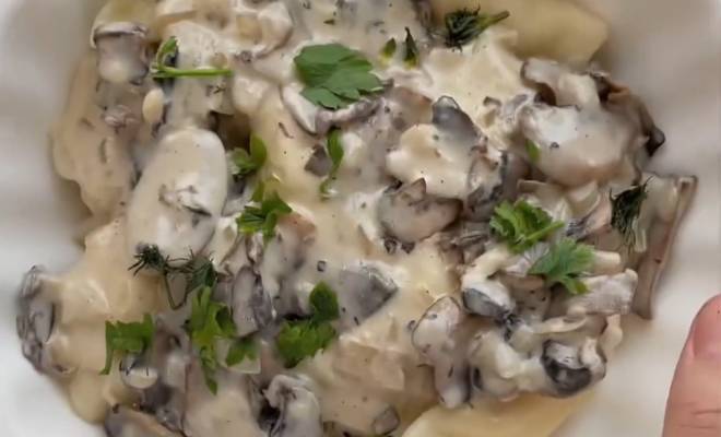 Видео Картофельные вареники с сливочно-грибным соусом рецепт